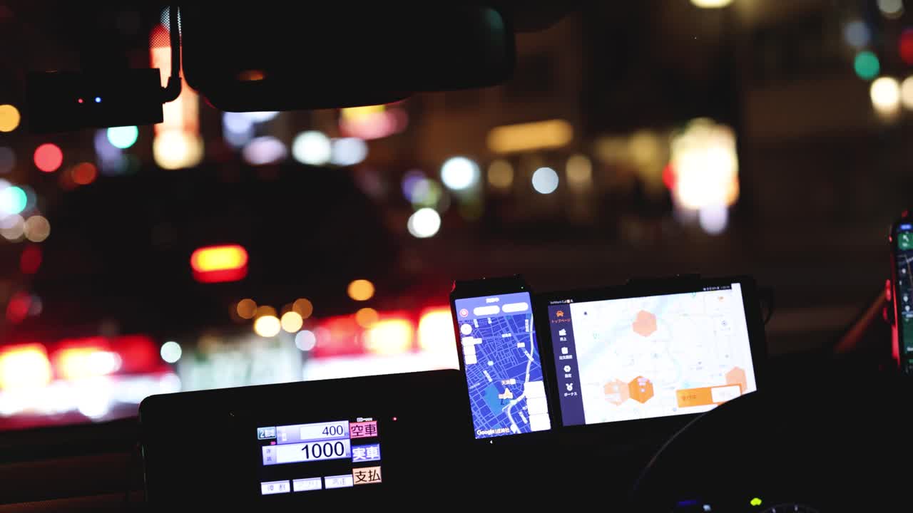 바쁜 도시 밤을 안내하는 gps 장치