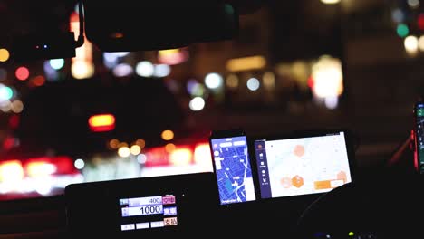 dispositivo gps que guía a través de la noche urbana ocupada