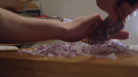 picar cebolla con un cuchillo afilado en una tabla cortada