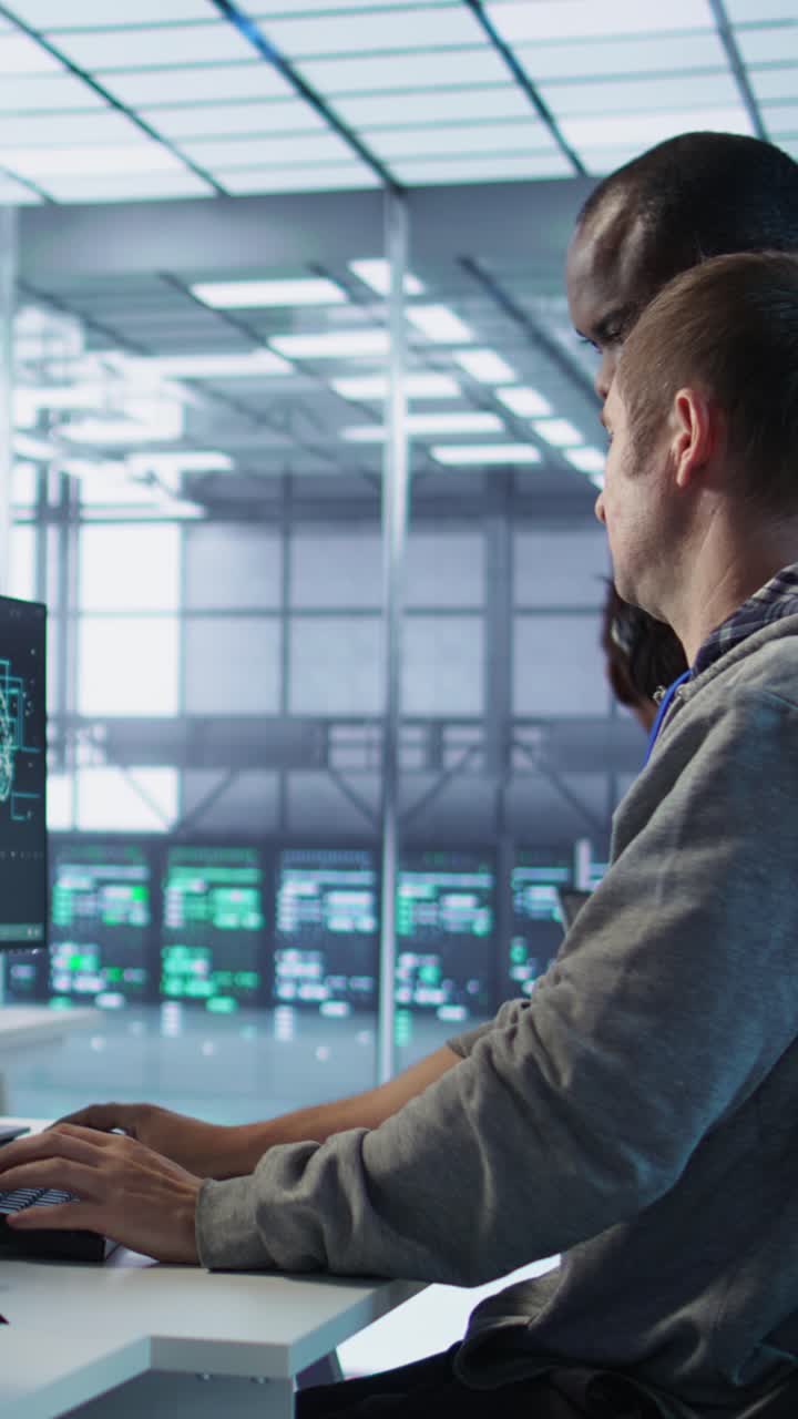 Team diversificato che collabora al computer in un moderno ufficio di data center