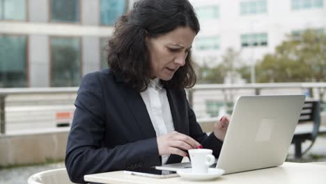 Mujer-De-Negocios,-Trabajando,-Con,-Computador-Portatil,-En,-Cafe