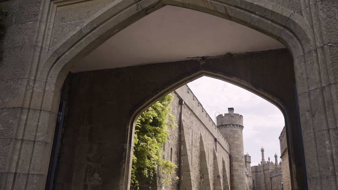 역사적인 성으로 가는 아치