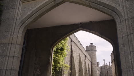 arco a un castillo histórico