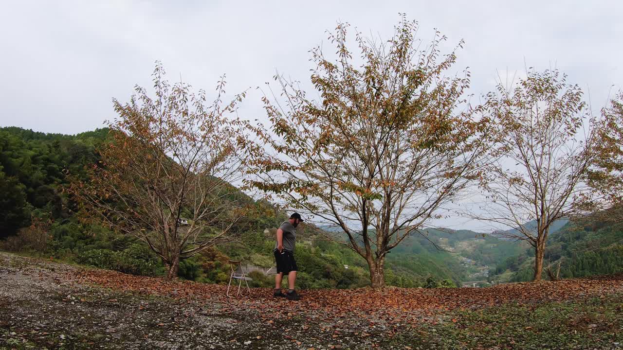 여행자는 아름다운 전망의 전화 사진을 찍습니다