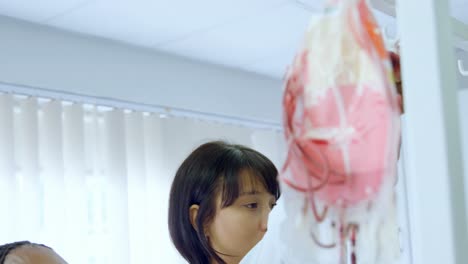 혈액 봉투 를 분석 하는 실험실 기술자 들 4k
