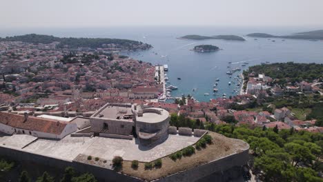 Drohnenflug-über-Die-Festung-Fortica-Mit-Blick-Auf-Den-Hafen-Von-Hvar-Und-Die-Pakleni-Inseln