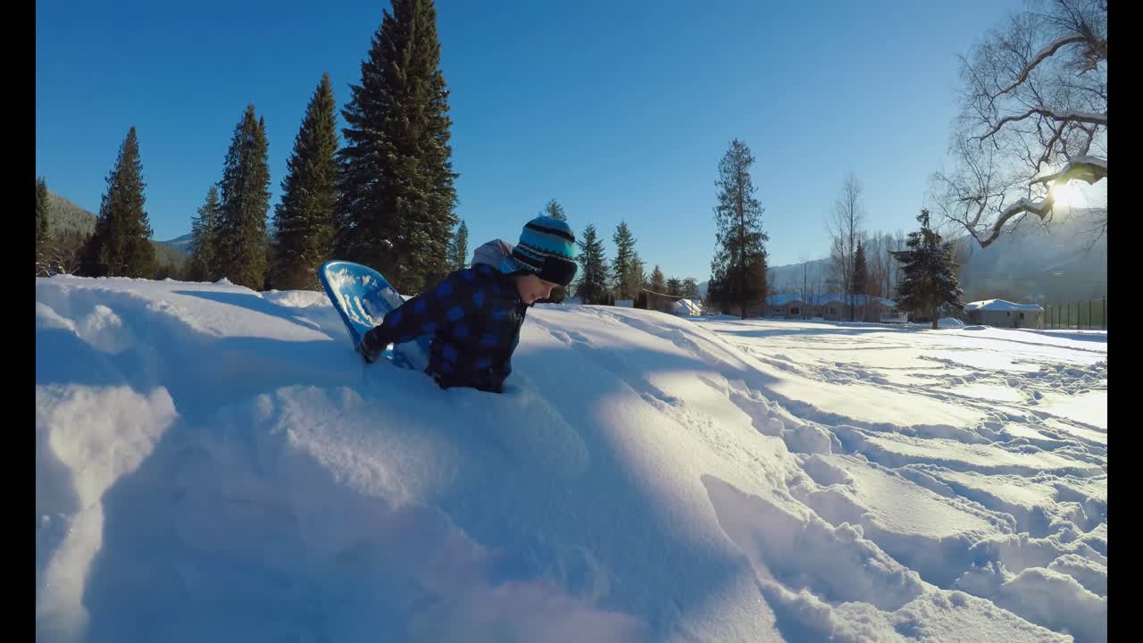 niño jugando en la nieve durante el invierno 4k
