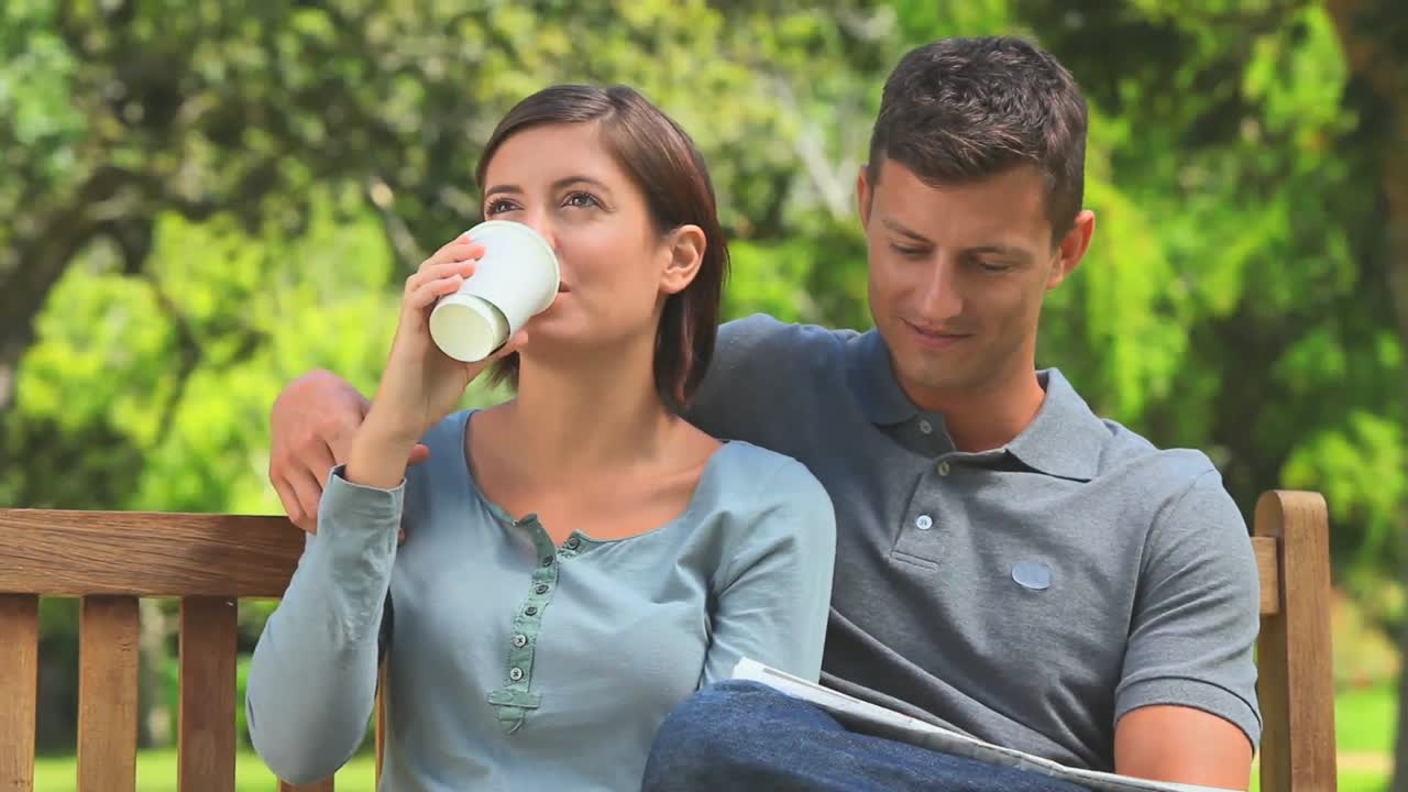 신문 을 읽고 있는 젊은 부부