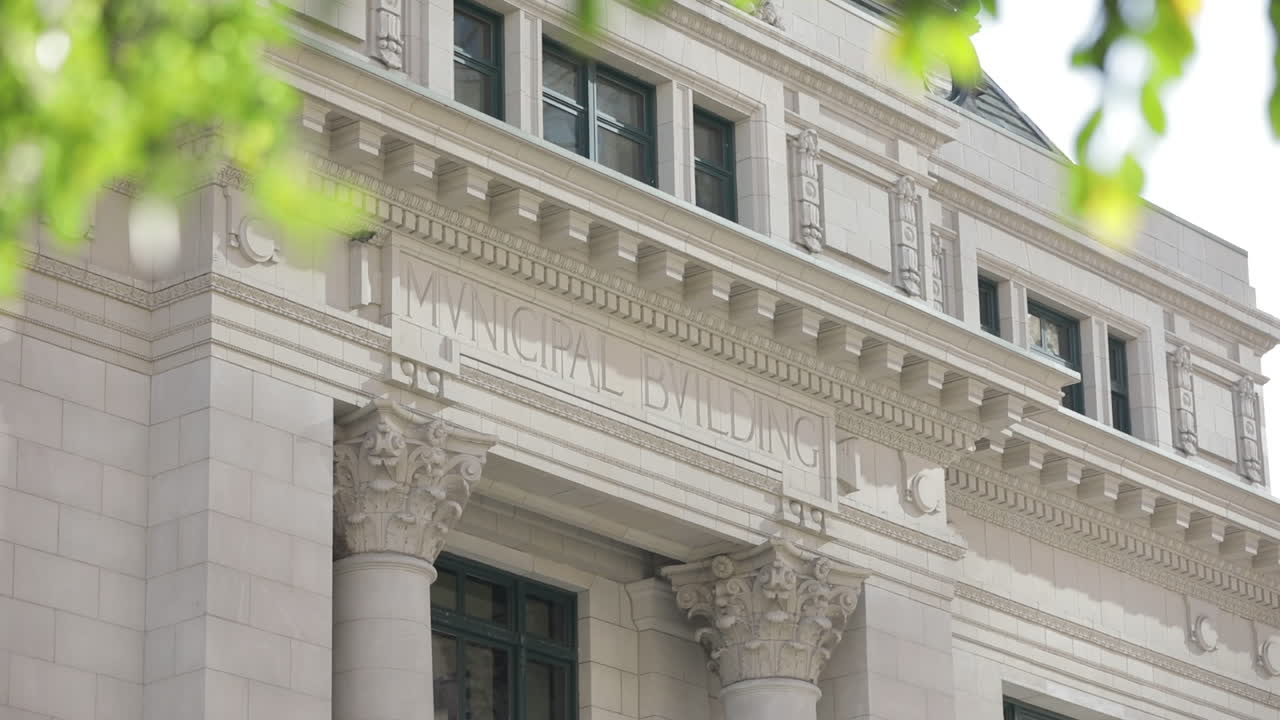 edificio municipal en dallas signo en la arquitectura