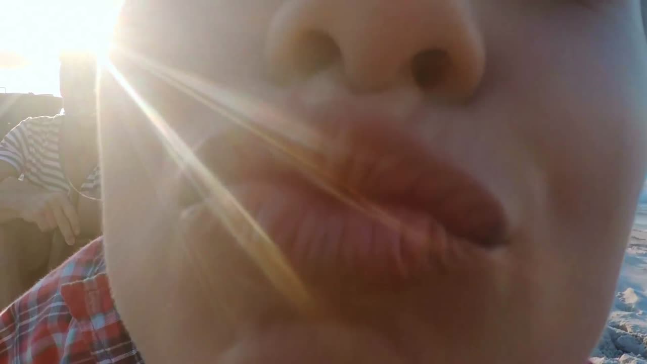 primer plano de una hermosa mujer besándose en la cámara