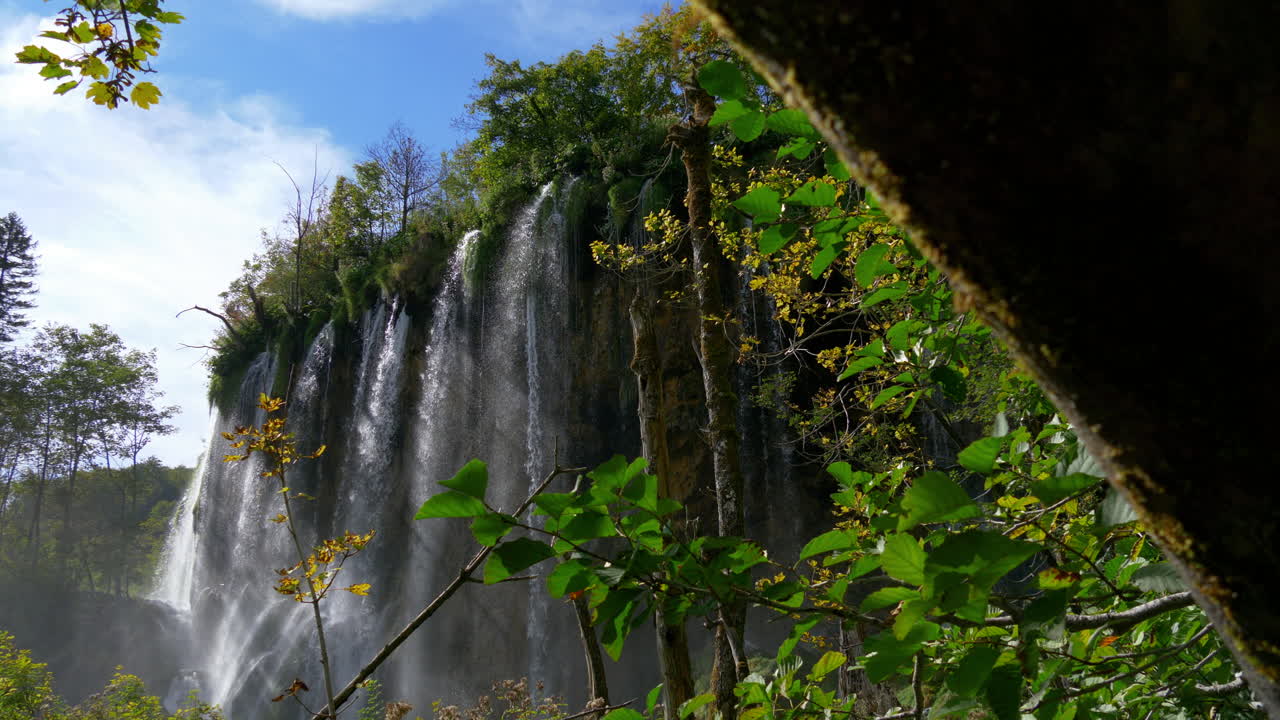 cascada en el parque de los lagos de plitvice, croacia