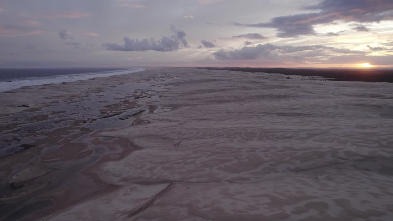 vista de la puesta de sol sobre las dunas de arena de stockton y la playa cerca del río hunter en nueva gales del sur, australia