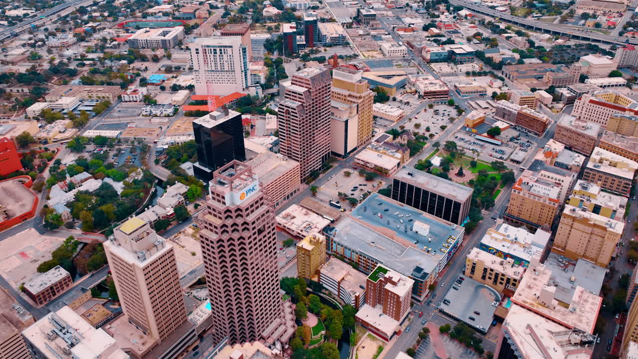 San Antonio, Hoa Kỳ, ngày 14 tháng 8 năm 2025: Những tòa nhà chọc trời ở trung tâm San Antonio. Phong cảnh đô thị nổi bật với tòa nhà PNC và các tháp văn phòng lân cận cùng giao thông đường phố bên dưới.