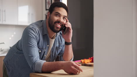 hombre hablando por teléfono en la cocina