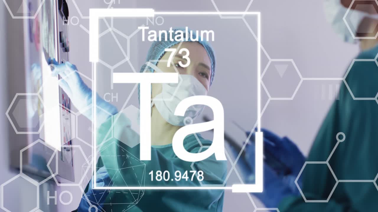 원소와 분자 구조의 애니메이션: 동료들과 대화하는 아시아 여성 외과 의사