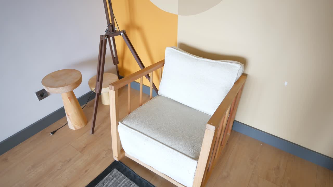 아한 방 에 있는 현대적 인 나무 의자