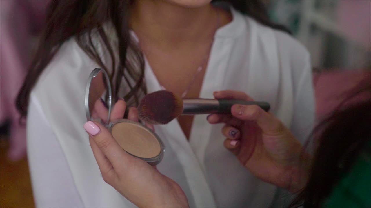 mujer aplicando maquillaje