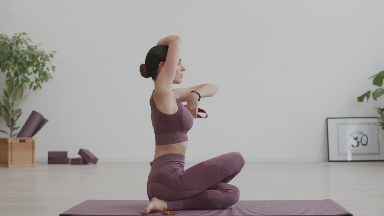 Jovem Mulher Usando Cinto de Yoga Durante a Prática de Yoga