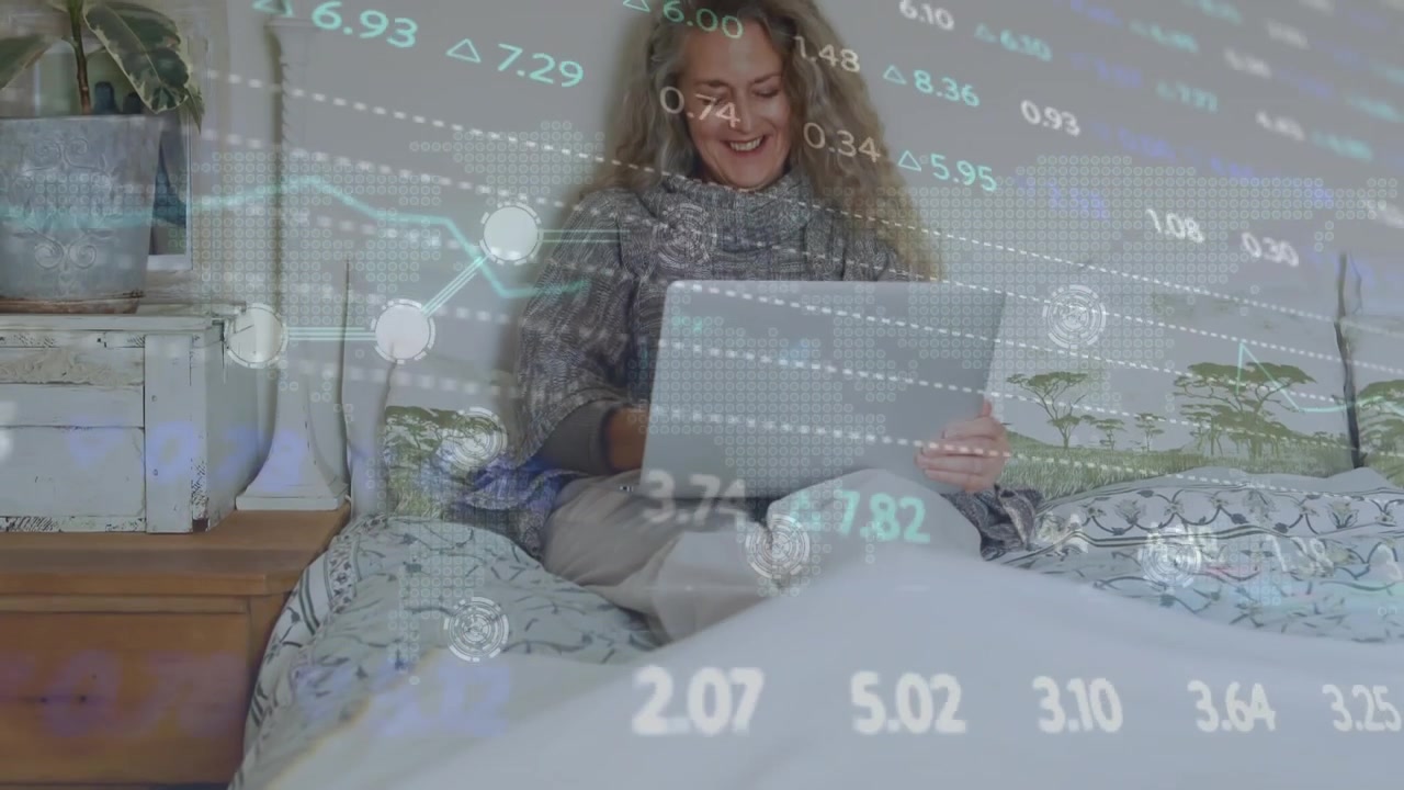 Animación de procesamiento de datos sobre mujer usando portátil
