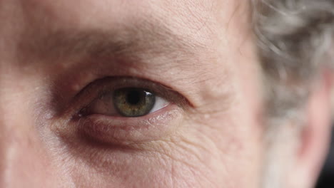 Nahaufnahme-Eines-Reifen-Männlichen-Blauen-Auges,-Das-Sich-öffnet-Und-In-Die-Kamera-Blickt,-Die-Die-Optische-Gesundheit-Der-Iris-Im-Detail-Zeigt