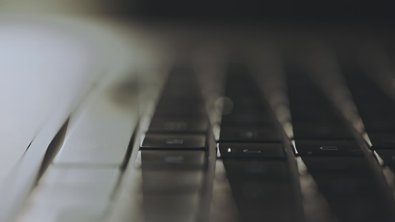 крупный план клавиатуры ноутбука