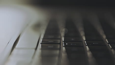 primer plano de un teclado de portátil