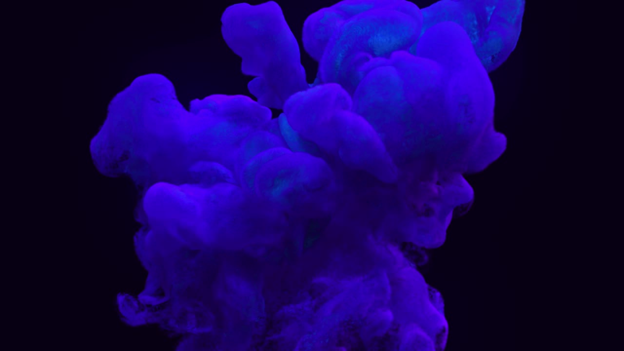 Iniezione di inchiostro blu 3D in acqua su sfondo nero con luma matte come canale alfa. Inchiostro particellare. Effetto inchiostro con un'enorme piuma di inchiostro. Soffi di vernice sott'acqua per effetti, sfondi luminosi o composizioni.