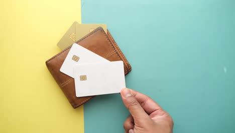 tarjetas de crédito en una billetera con fondo de color