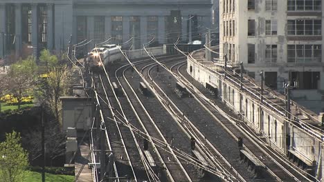 Uno-De-Los-Famosos-Els-De-Chicago-&quot;&quot;-Da-La-Vuelta-A-Una-Esquina-Y-Baja-Por-Las-Vías-Elevadas-Pasando-Por-Edificios-Anodinos-&quot;&quot;