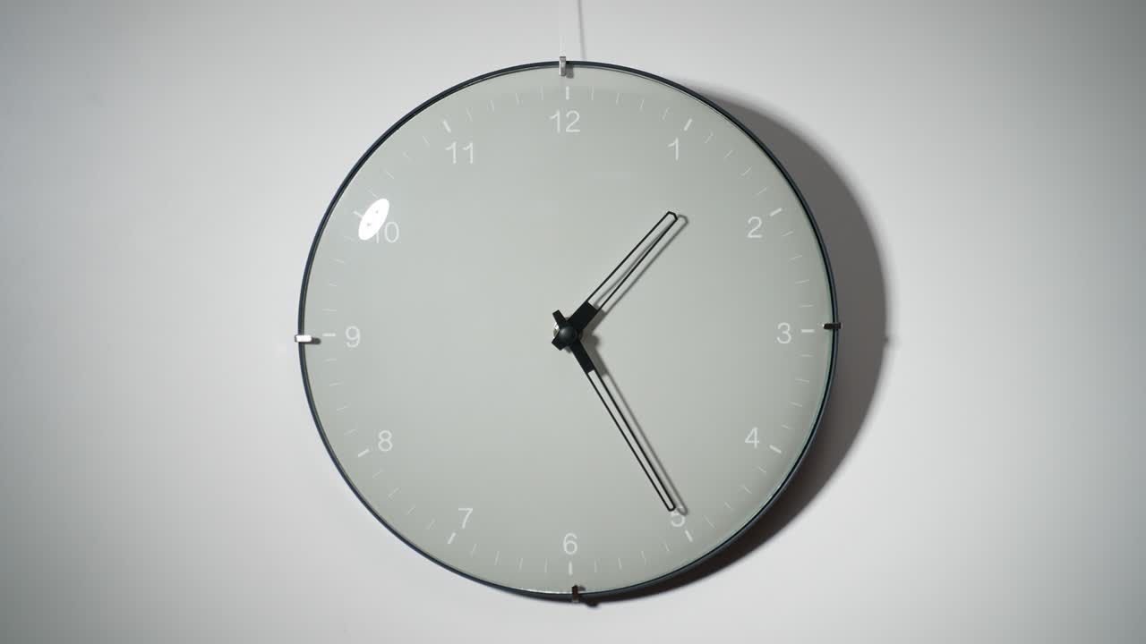 Orologio da parete su sfondo bianco. Time lapse