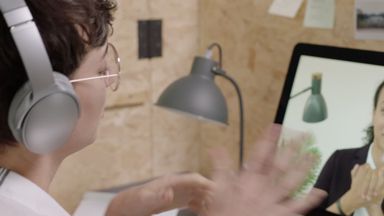 mujer de negocios caucásica usando video chat en la pantalla de la computadora gerente corporativo haciendo lluvia de ideas compartiendo ideas de desarrollo discutiendo la comunicación en línea en la oficina llamada de conferencia