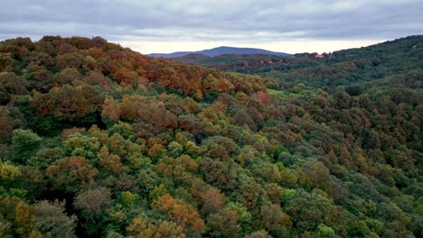 las hojas comienzan a cambiar de color en los apalaches cerca de boone y blowing rock, nc, carolina del norte
