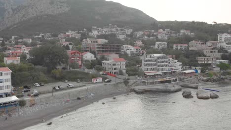 Imágenes-Cinematográficas-De-Drones-Aéreos-De-La-Playa-De-Sutomore-Montenegro-En-La-Mañana