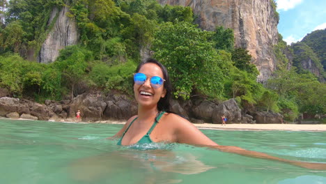 Cámara-Lenta-|-Hermosa-Chica-India-En-Bikini-Sonriendo-Y-Divirtiéndose-Nadando-En-Las-Aguas-Tropicales-De-Tailandia