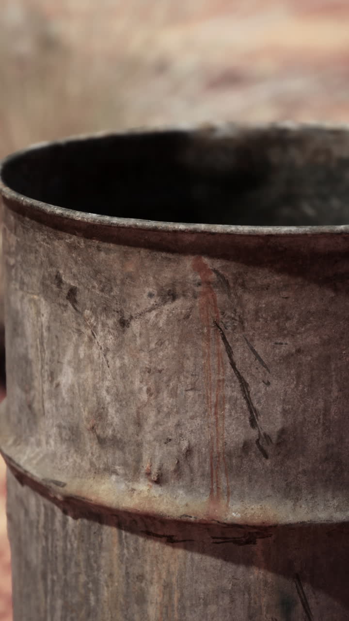 barril de metal oxidado