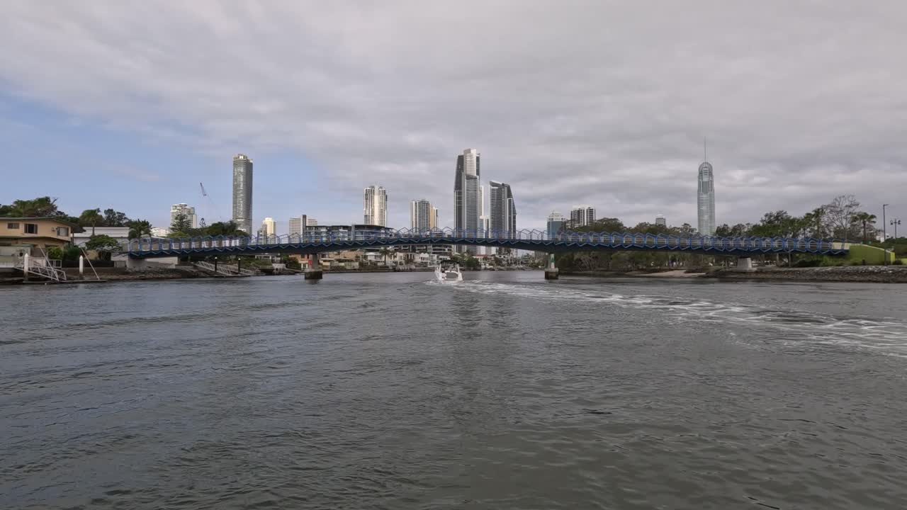 보트는 도시 다리 쪽으로 이동하고 다리 아래로 이동합니다.