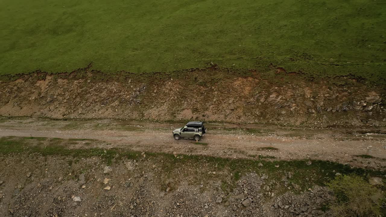 viajes fuera de carretera en coche turístico fuera de carretera en las tierras altas, viajes de expedición y vacaciones, aventuras en zonas remotas.