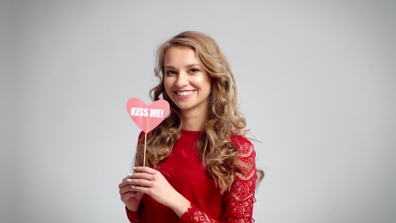 아름다운 여성이 키스를  ⁇ 고 있습니다.