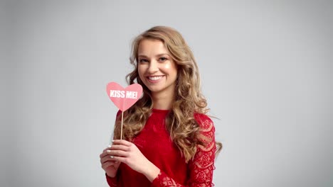 hermosa mujer soplando un beso