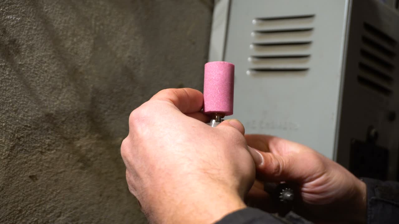 는 부속 장치를 부착합니다.