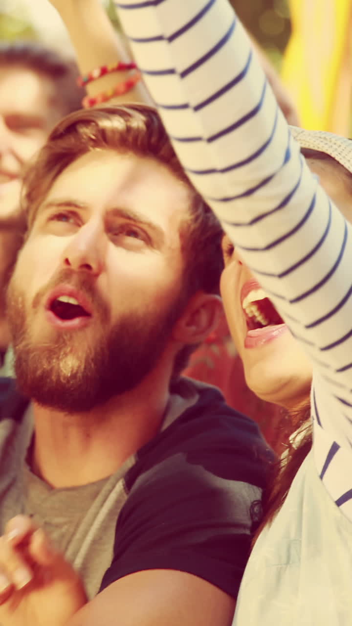 en formato 4k de alta calidad fanático de la música emocionado en el festival