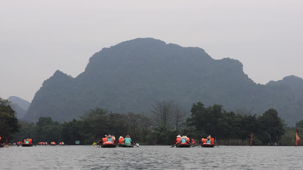 조용한 호수에서 그룹 로잉 모험