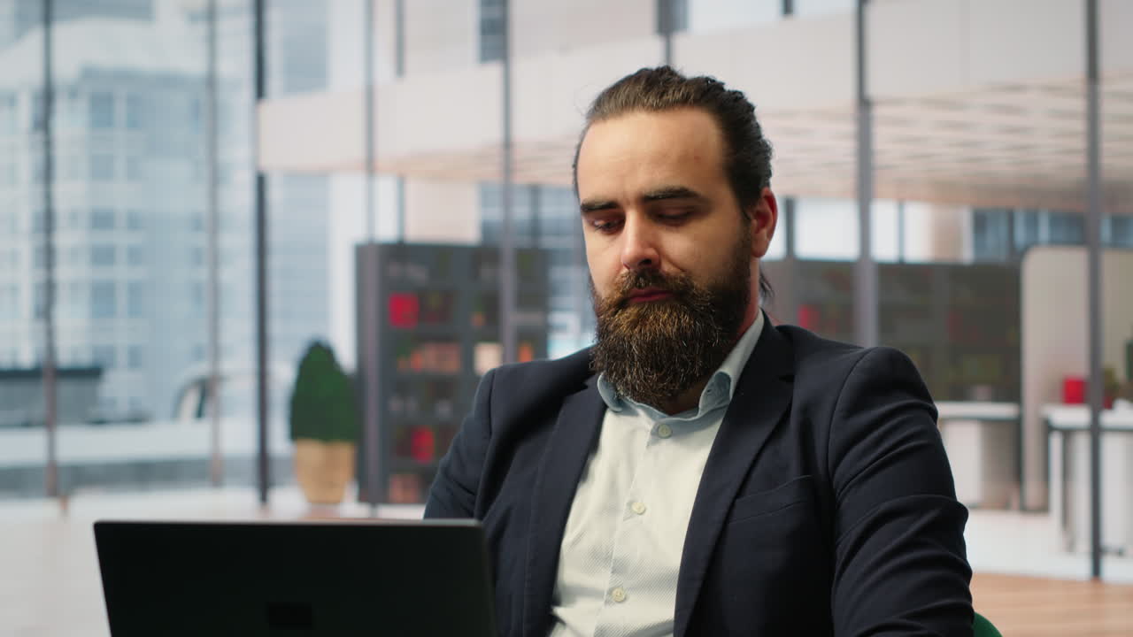 Video verticale: Uomo d'affari orientato agli obiettivi che si concentra sulla sua azienda e sullo sviluppo della carriera.