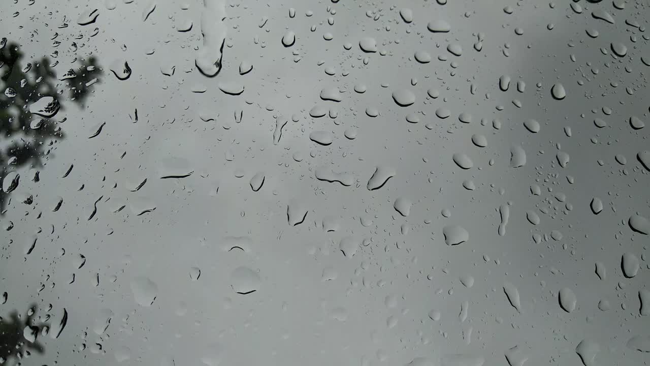 gota de lluvia sobre el vidrio. concepto de tormenta