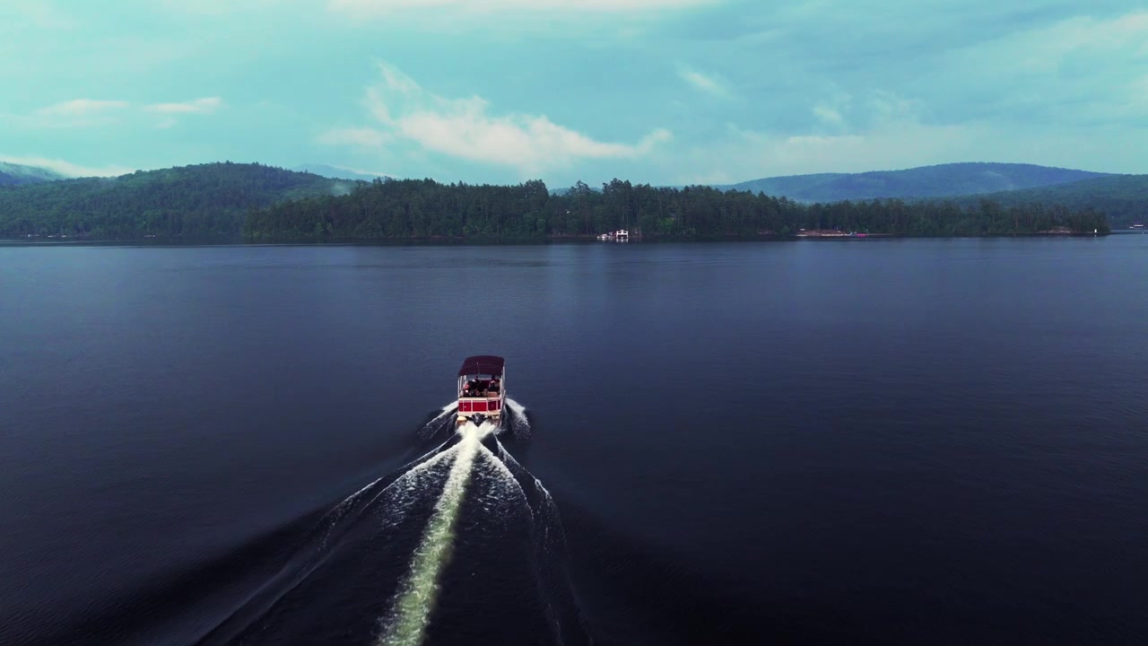 Passeio de balsa no Lago Schroon, Ilha Clarks, WOL. Névoa chuvosa, nuvens baixas, pôr do sol. Drone aéreo da Cidade de Schroon Lake, Norte do Estado de Nova York, Montanhas Adirondack. Paisagem com vista para o porto no verão.