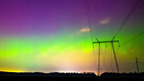 Aurora-Boreal:-Cielo-Nocturno-Colorido-Y-Estrellado-Sobre-La-Torre-De-Transmisión