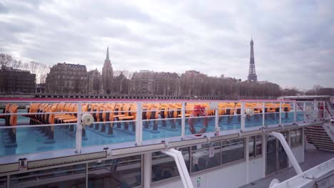 Barcos-Turísticos-Vacíos-En-París-Durante-El-Cierre-Durante-La-Pandemia-De-Covid-19,-Con-Vista-A-La-Torre-Eiffel,-Turismo-En-Francia