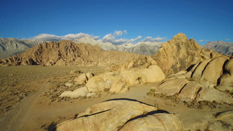 Una-Toma-Aérea-De-Alta-Atardecer-Sobre-Las-Colinas-De-Alabama-En-Las-Afueras-De-Lone-Pine-California-Con-Mt-Whitney-Y-Sierras-Antecedentes-1