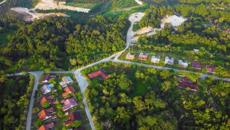 印度尼西亞riau的熱帶森林中間的房屋,道路,樹木,湖泊和基礎設施