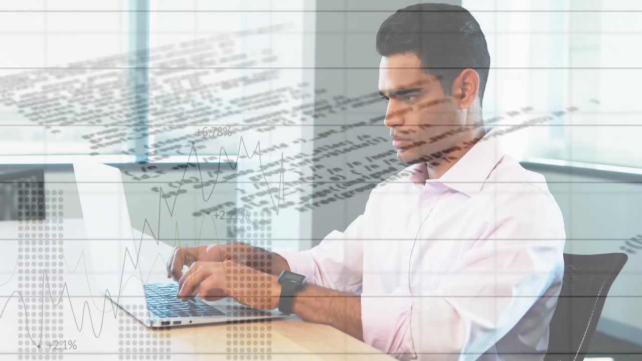 animación del procesamiento de datos financieros sobre un empresario biracial usando una computadora portátil en la oficina.
